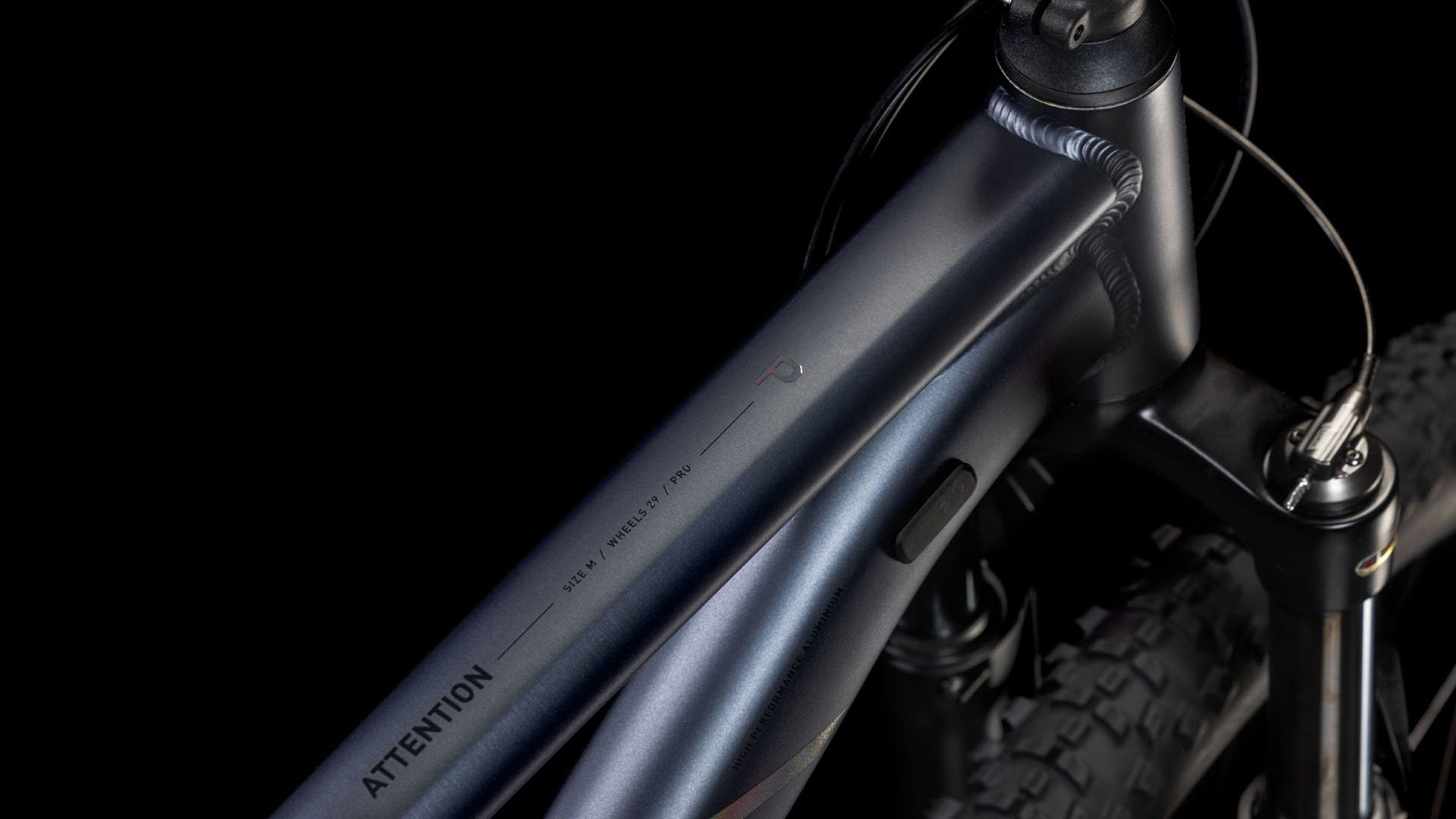 Cube Attention Pro Metallicgrey ´n´ Black - 2025 4 Cube Aim SLX Blueblossom ´n´ Pearl - 2025