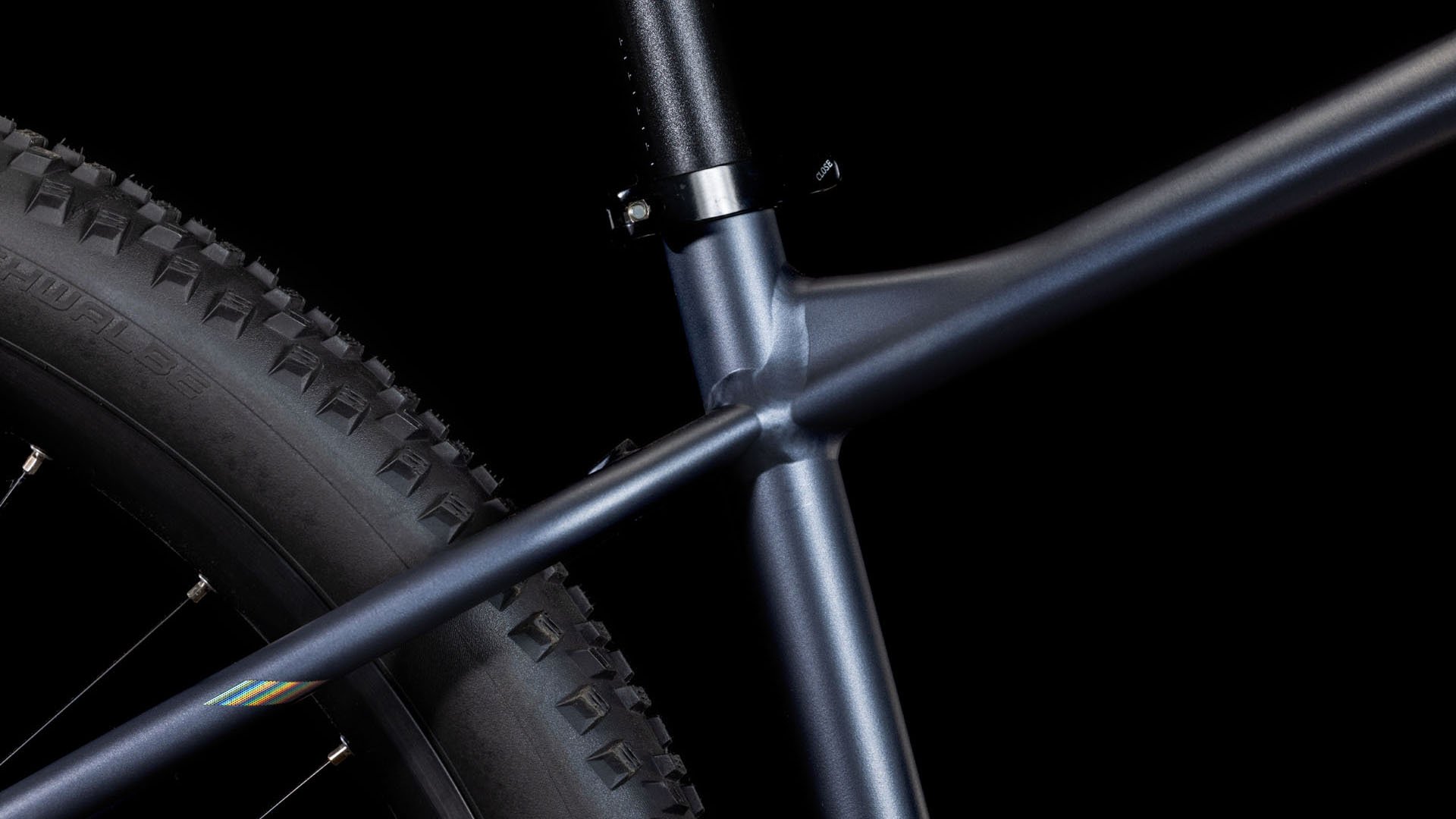 Cube Attention Pro Metallicgrey ´n´ Black - 2025 6 Cube Aim SLX Blueblossom ´n´ Pearl - 2025