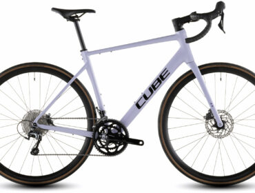 Cube Attain Race cyclamen´n´black - 2026